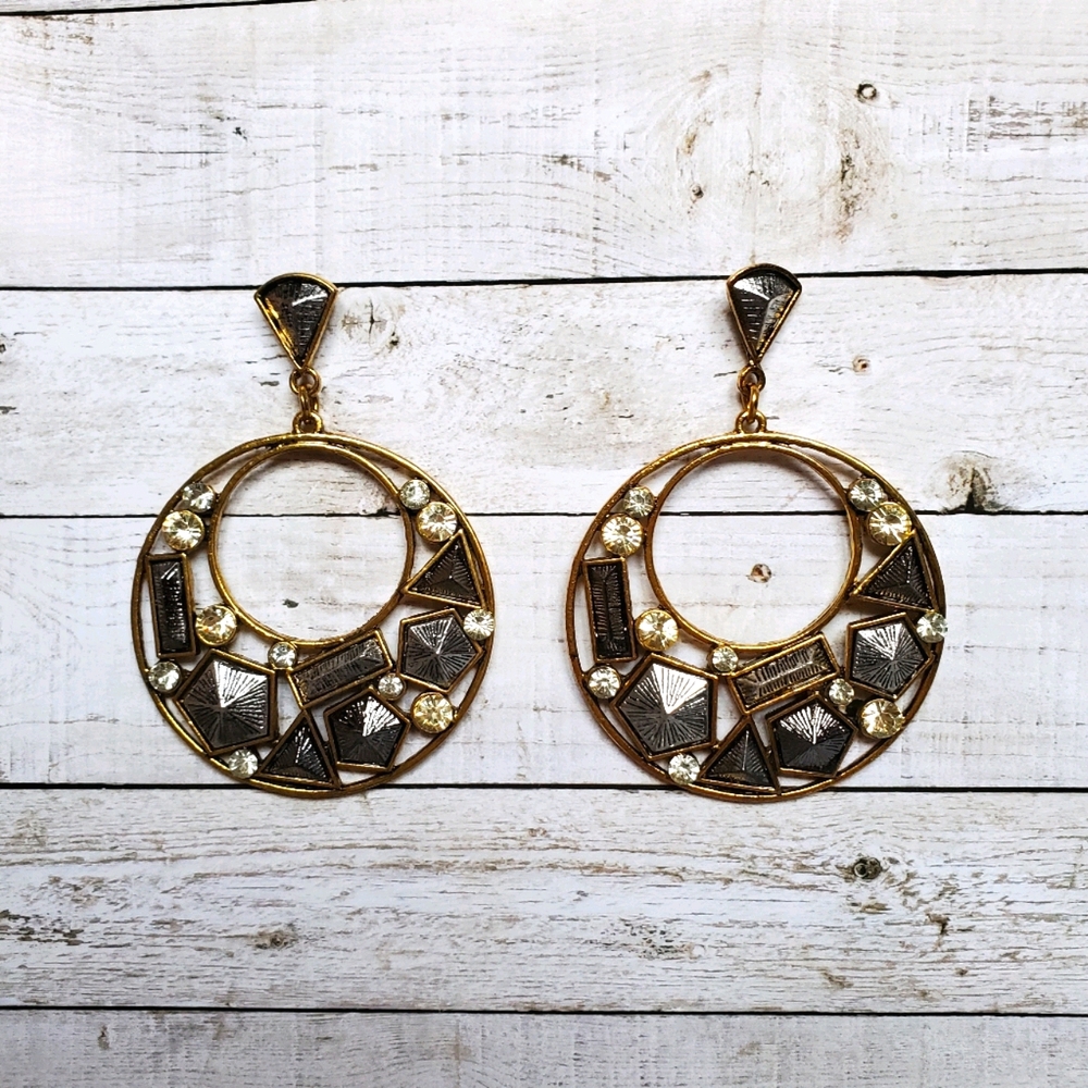Earrings with white crystals